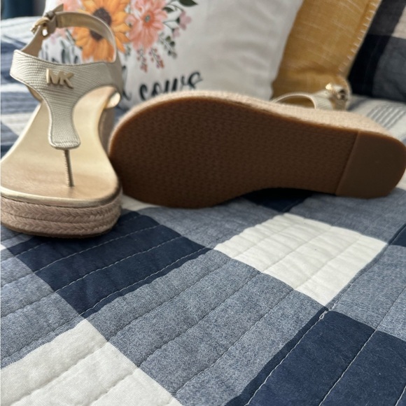Michael Kors Gold sandals - Picture 2 of 3